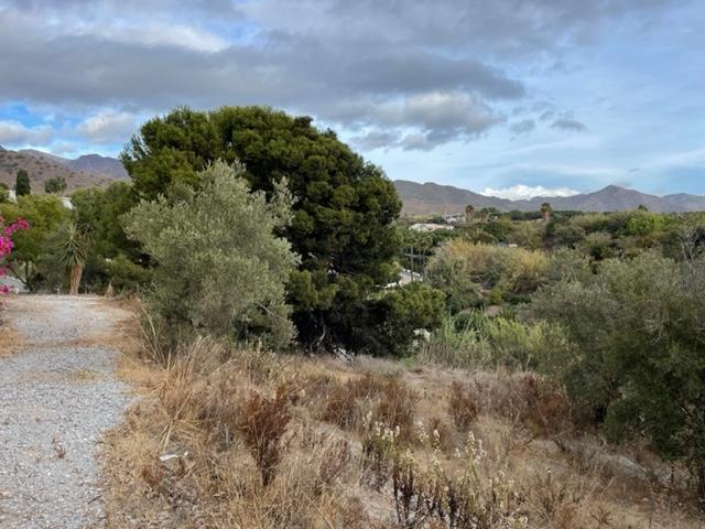 Eksklusivt for Villandalux, dobbelt grund 300 meter fra stranden i Burriana, Nerja.