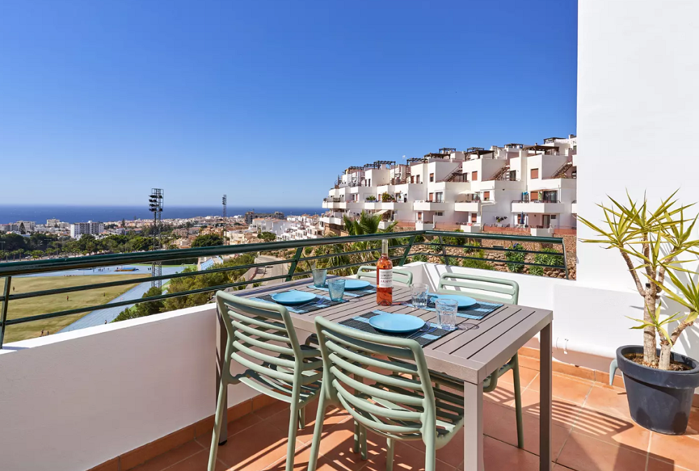 Apartamento de 2 dormitorios bellamente amueblado y renovado con impresionantes vistas sobre Nerja y el mar.