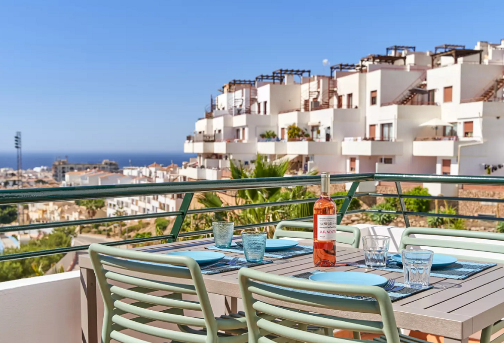 Wunderschön eingerichtete, renovierte 2-Zimmer-Wohnung mit herrlichem Blick über Nerja und das Meer.