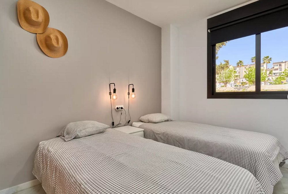 Apartamento de 2 dormitorios bellamente amueblado y renovado con impresionantes vistas sobre Nerja y el mar.