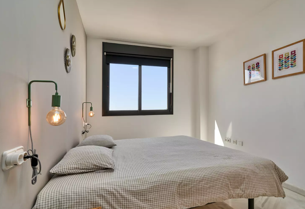 Appartamento ristrutturato con 2 camere da letto splendidamente arredato con vista mozzafiato su Nerja e sul mare.