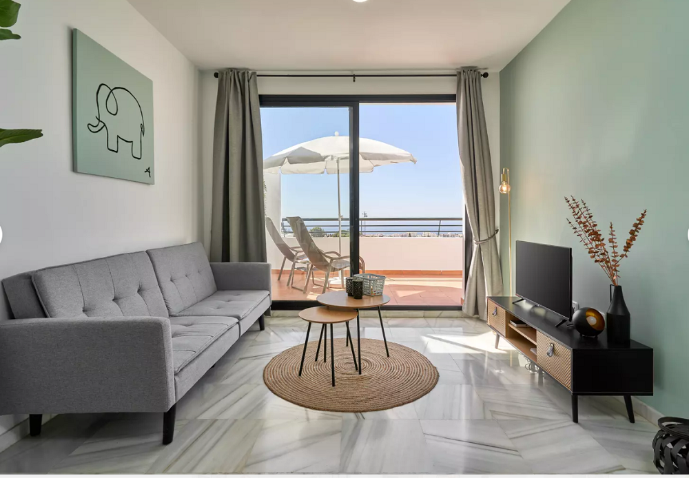 Appartamento ristrutturato con 2 camere da letto splendidamente arredato con vista mozzafiato su Nerja e sul mare.