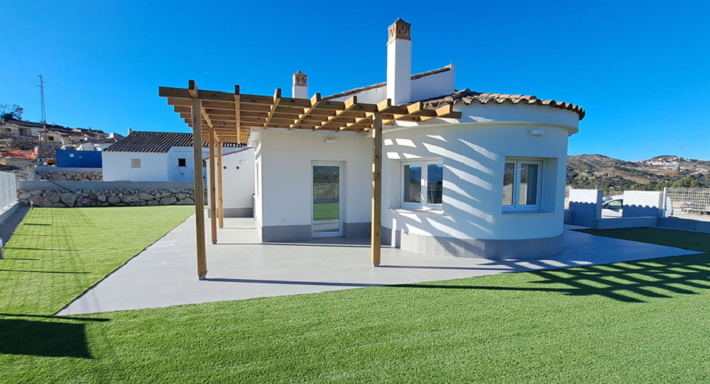 New development of detached villas on the reservoir of La Viñuela just 15 minutes from the coast and 10 minutes from Velez Malaga.