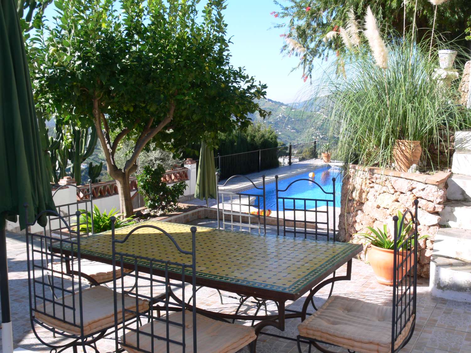 Belle maison calme à Frigiliana avec beau jardin et piscine privée