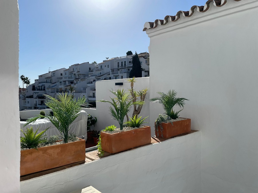 Appartement joliment meublé avec de belles vues sur la mer.