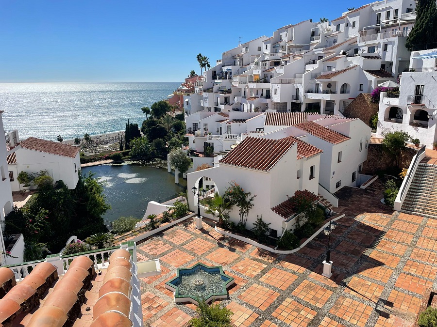 Apartamento muy bien amueblado con hermosas vistas al mar.