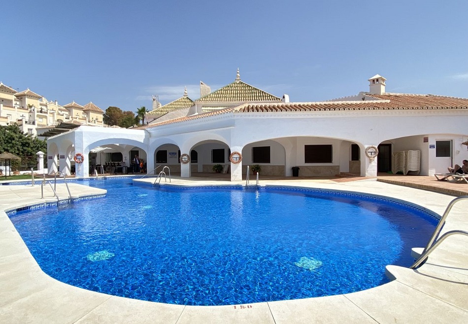 Apartamento muy bien amueblado con hermosas vistas al mar.