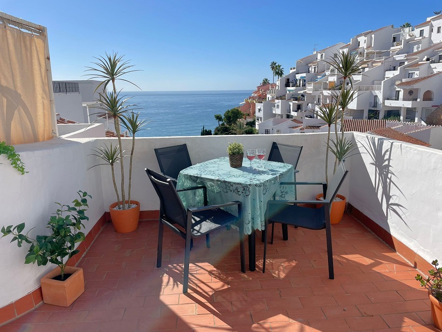 Appartement joliment meublé avec de belles vues sur la mer.