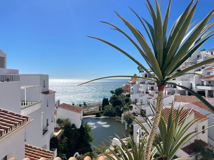 Appartement joliment meublé avec de belles vues sur la mer.