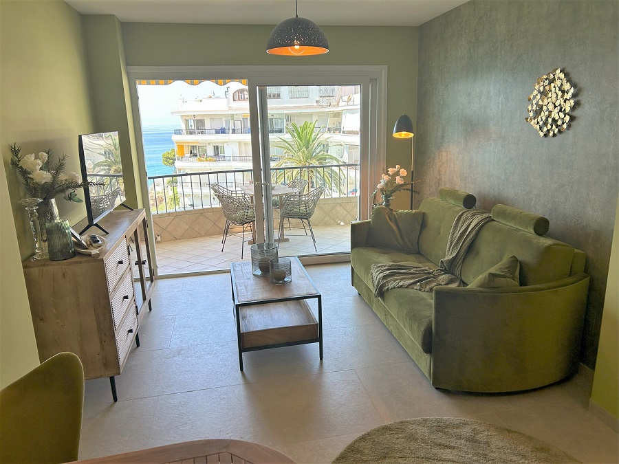 Este apartamento ha sido recientemente renovado por completo, bellamente decorado y perfectamente ubicado a poca distancia de la playa y del acogedor centro