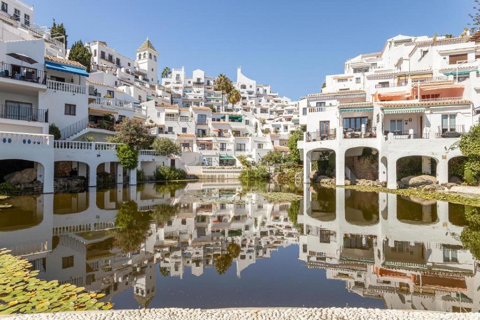 Precioso apartamento de 1 dormitorio con vistas al mar cerca de la playa de Burrina en Nerja.