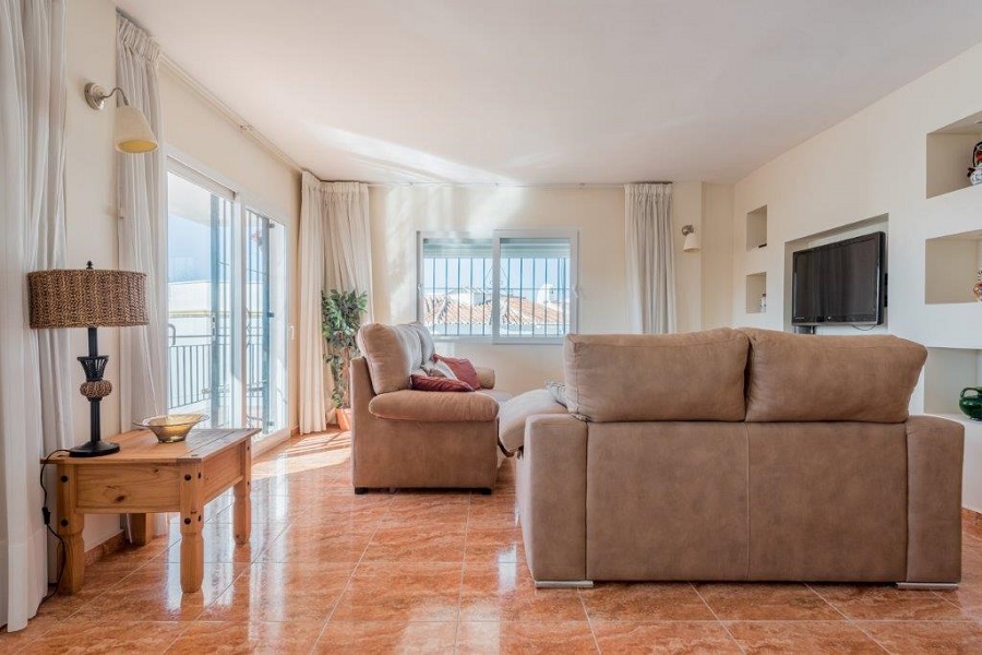 Wohnung ideal gelegen in der Nähe des berühmten Burriana-Strandes und in der Nähe des lebhaften Zentrums von Nerja, für einen wunderbaren Strandurlaub in Nerja.