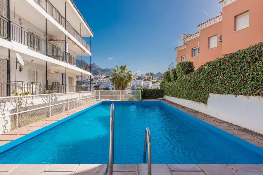 Apartamento idealmente situado cerca de la famosa playa de Burriana y cerca del animado centro de Nerja, para unas maravillosas vacaciones de playa en Nerja.