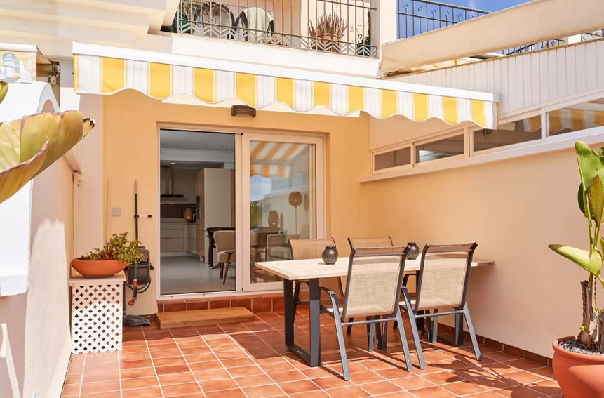 Luxuriöses Meerblick-Apartment mit großer Terrasse direkt am berühmten Burriana-Strand von Nerja.