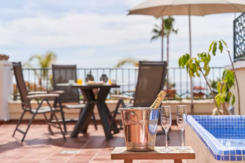 Luxe zeezicht appartement met groot terras direct aan het bekende Burriana strand van Nerja.