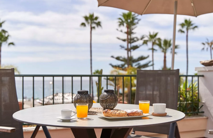 Luxuriöses Meerblick-Apartment mit großer Terrasse direkt am berühmten Burriana-Strand von Nerja.