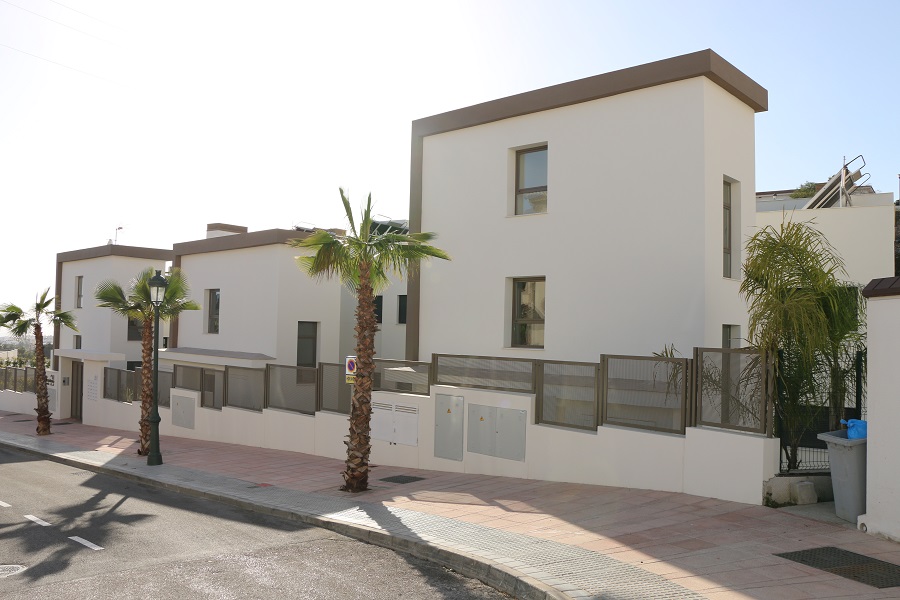 Nuevo apartamento lujosamente terminado en un complejo a pequeña escala para unas maravillosas vacaciones de playa en Nerja, sur de España.