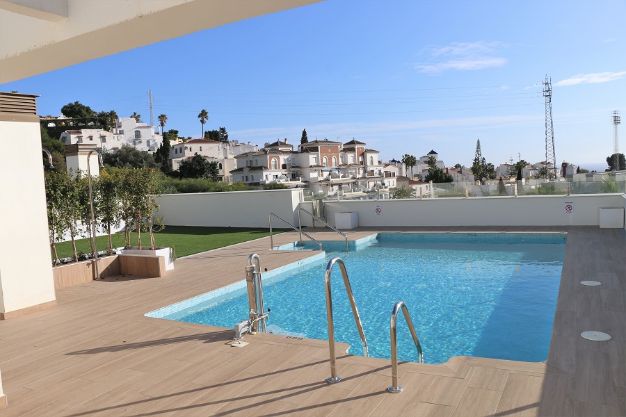 Nieuw luxe afgewerkt appartement in kleinschalig complex voor een heerlijke strand vakantie in Nerja, Zuid Spanje.