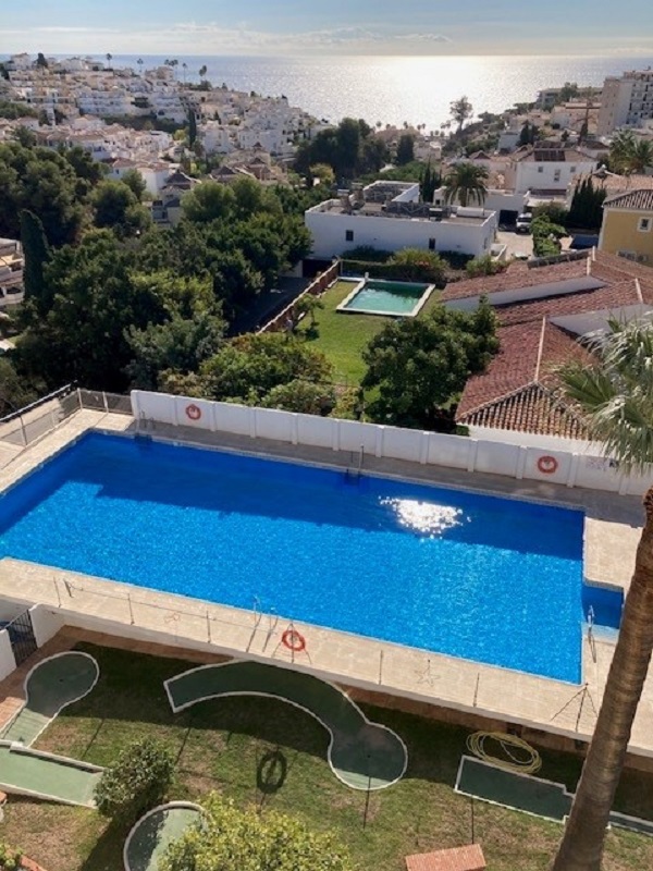 Vacker attraktiv lägenhet i Parador-området med fantastisk utsikt över havet och Nerja