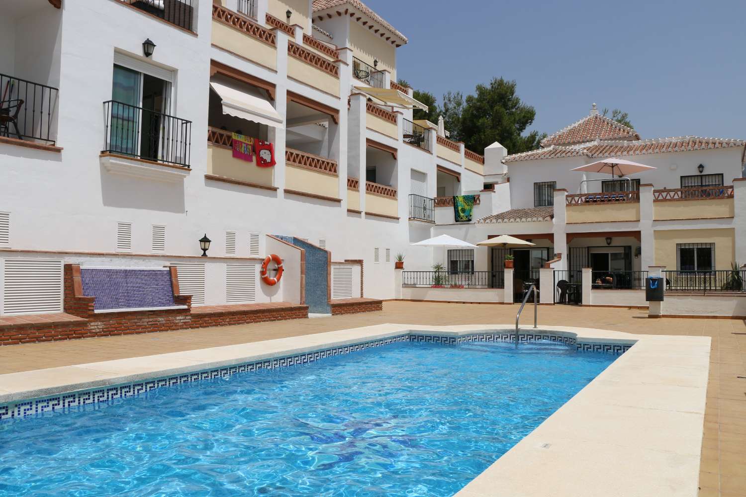 Schön eingerichtete Wohnung in Chimenea Nerja, nur wenige Gehminuten vom Strand Burriana entfernt, mit 2 Schlafzimmern und einem Gemeinschaftspool