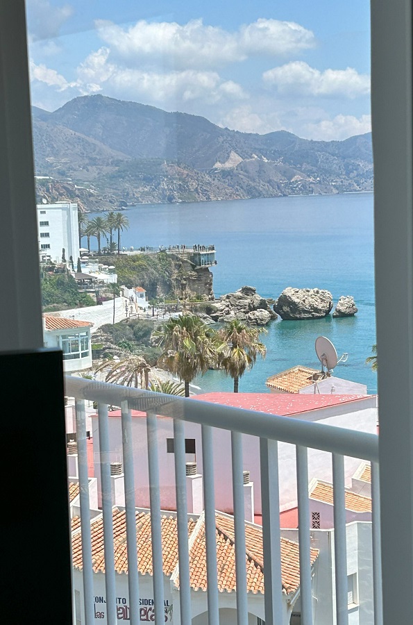 Precioso apartamento totalmente reformado con vistas al mar y amueblado de forma muy atractiva.