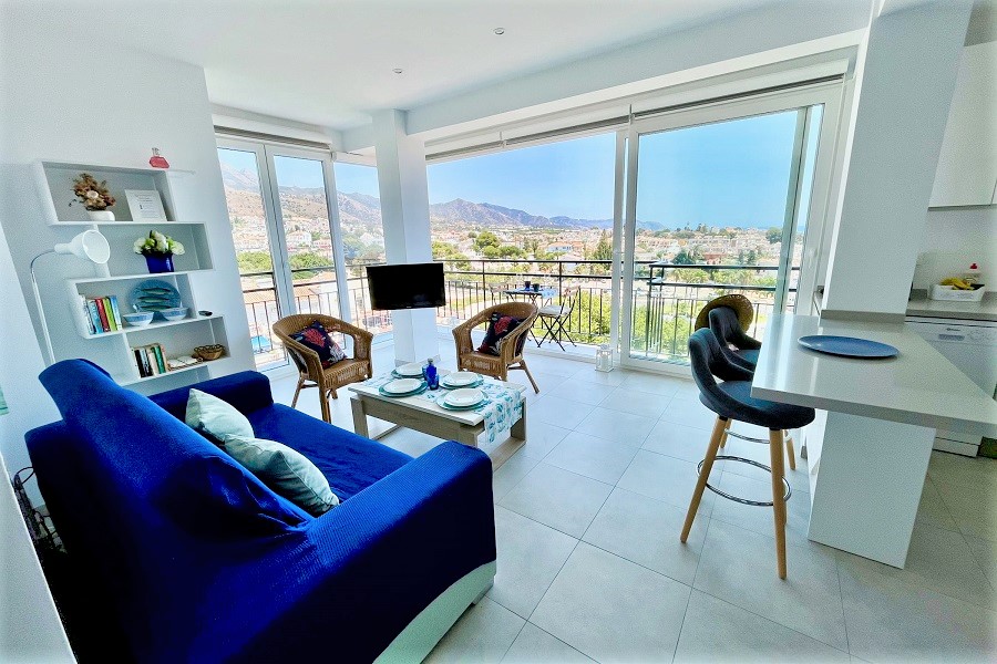 Super appartement avec une vue imprenable sur la mer et à distance de marche de la plage de Burriana et du centre de Nerja.