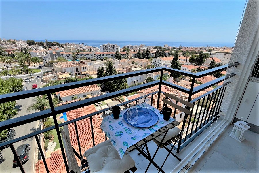 Estupendo apartamento con impresionantes vistas al mar y a poca distancia de la playa de Burriana y del centro de Nerja.