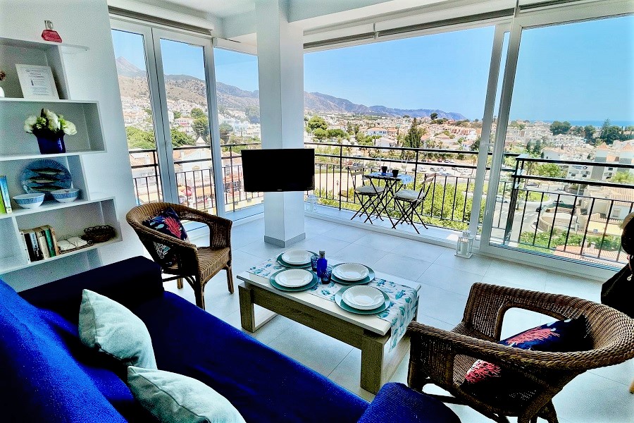 Tolle Wohnung mit herrlichem Meerblick und nur wenige Gehminuten vom Strand Burriana und dem Zentrum von Nerja entfernt.