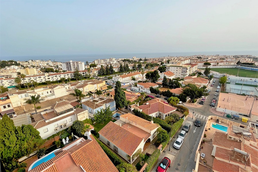 Super appartement avec de belles vues à distance de marche de la plage de Burriana et du centre de Nerja.