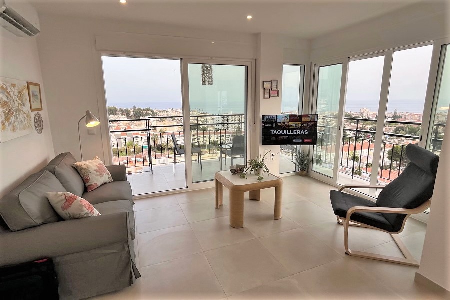 Super appartement avec de belles vues à distance de marche de la plage de Burriana et du centre de Nerja.