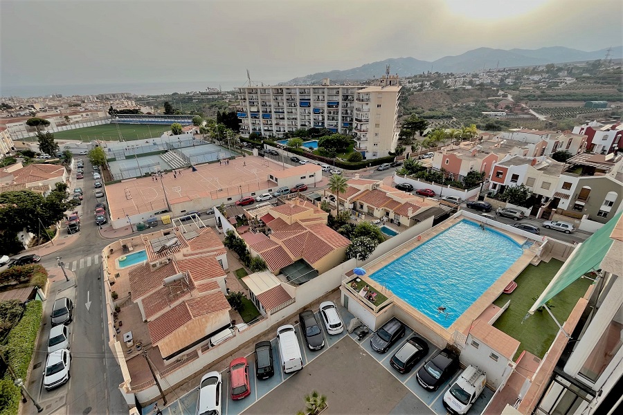 Tolle Wohnung mit schöner Aussicht, nur wenige Gehminuten vom Strand Burriana und dem Zentrum von Nerja entfernt.