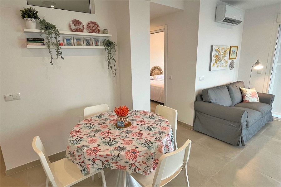 Super appartement avec de belles vues à distance de marche de la plage de Burriana et du centre de Nerja.