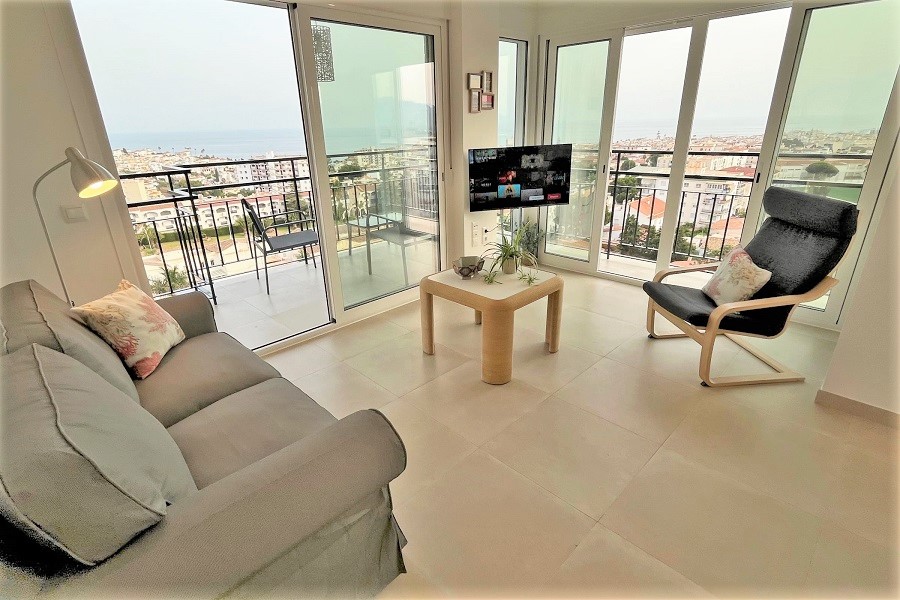 Tolle Wohnung mit schöner Aussicht, nur wenige Gehminuten vom Strand Burriana und dem Zentrum von Nerja entfernt.