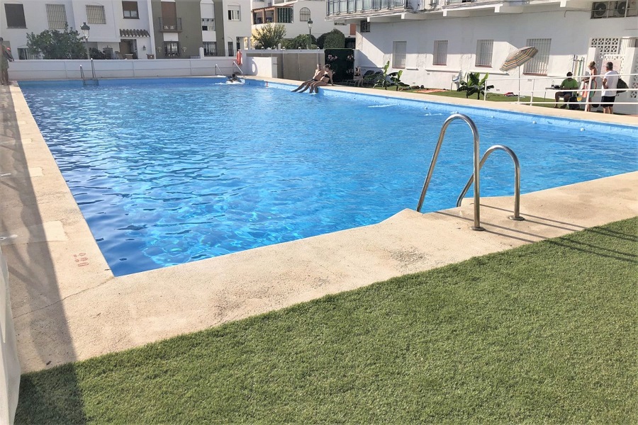 Estupendo apartamento con bonitas vistas a poca distancia de la playa de Burriana y del centro de Nerja.