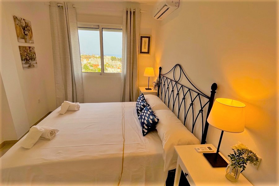 Estupendo apartamento con bonitas vistas a poca distancia de la playa de Burriana y del centro de Nerja.