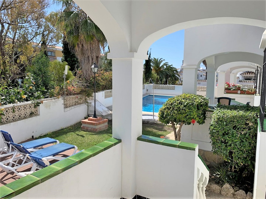 Apartamento de 2 dormitorios con piscina comunitaria a muy poca distancia de la playa y del centro de Nerja