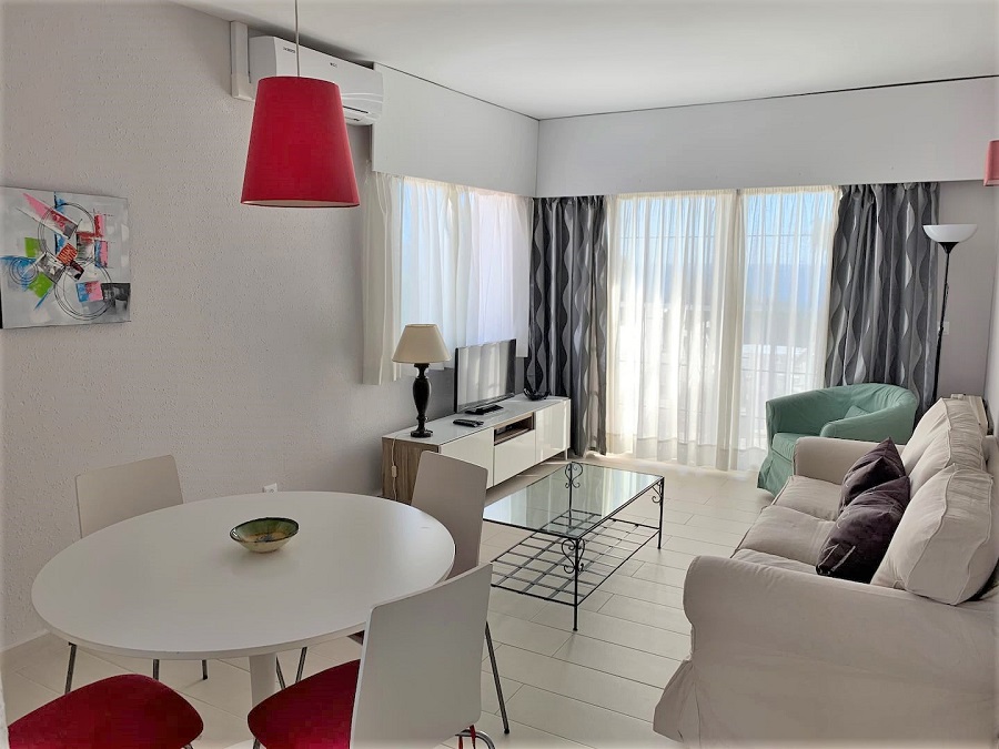 Apartamento de 2 dormitorios con piscina comunitaria a muy poca distancia de la playa y del centro de Nerja