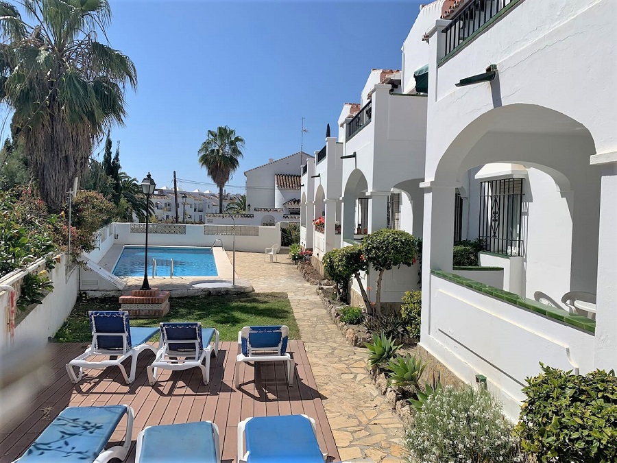 Appartement met 2 slaapkamers en gemeenschappelijk zwembad op zeer korte afstand strand en centrum Nerja