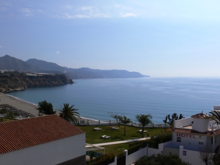 Appartement de 2 chambres avec piscine commune à une courte distance de la plage et du centre de Nerja