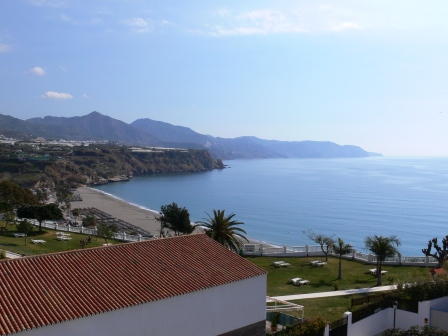 2-bedroom apartment with communal pool a short distance from the beach and center of Nerja