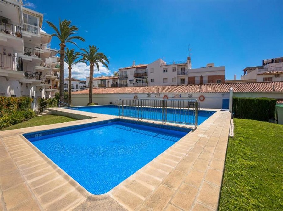 2 bedroom apartment with communal pool a short walk from the beach and centre of Nerja