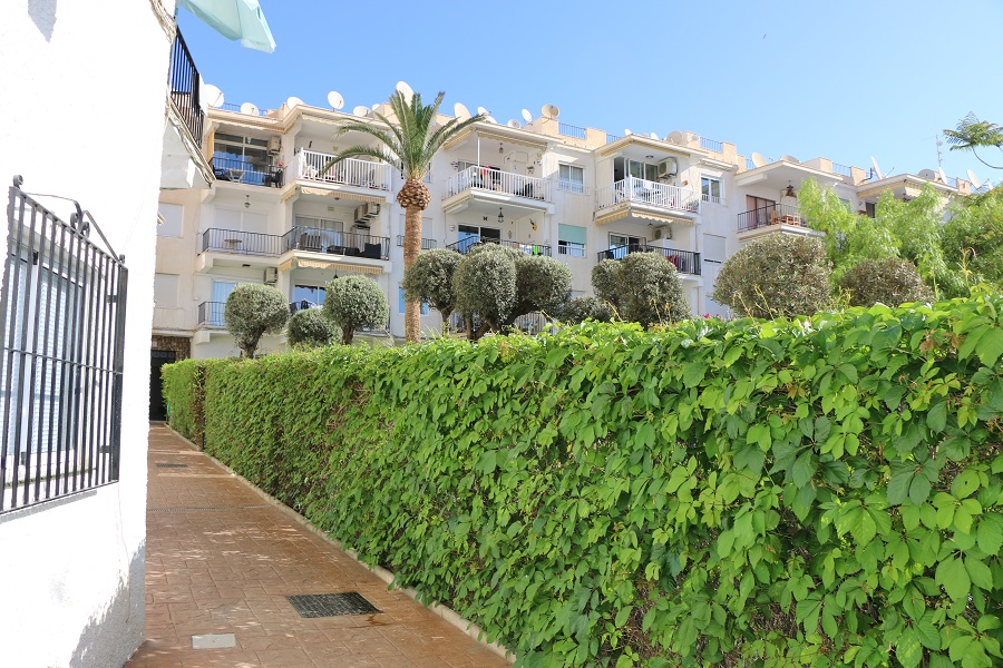 Apartamento de 2 dormitorios con piscina comunitaria a pocos pasos de la playa y del centro de Nerja