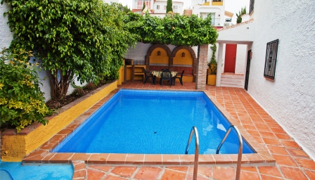 Holiday home with 2 bedrooms and private pool 500 meters from the Burriana beach in Nerja