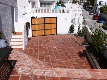 Casa de vacaciones con 2 dormitorios y piscina privada a 500 metros de la playa de Burriana en Nerja