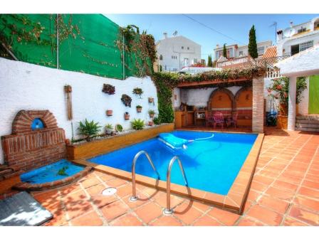 Holiday home with 2 bedrooms and private pool 500 meters from the Burriana beach in Nerja