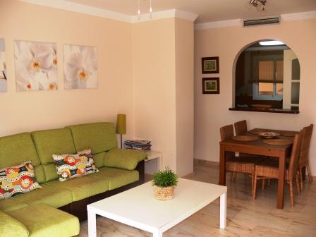 Precioso apartamento de 2 dormitorios con piscina comunitaria a 75 metros de la playa de Burriana en Nerja