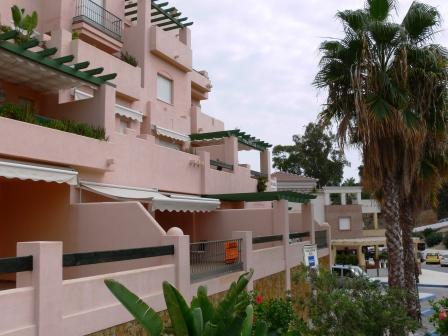 Beautiful 2-bedroom apartment with communal pool 75 meters from the Burriana beach in Nerja