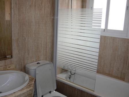 Precioso apartamento de 2 dormitorios con piscina comunitaria a 75 metros de la playa de Burriana en Nerja