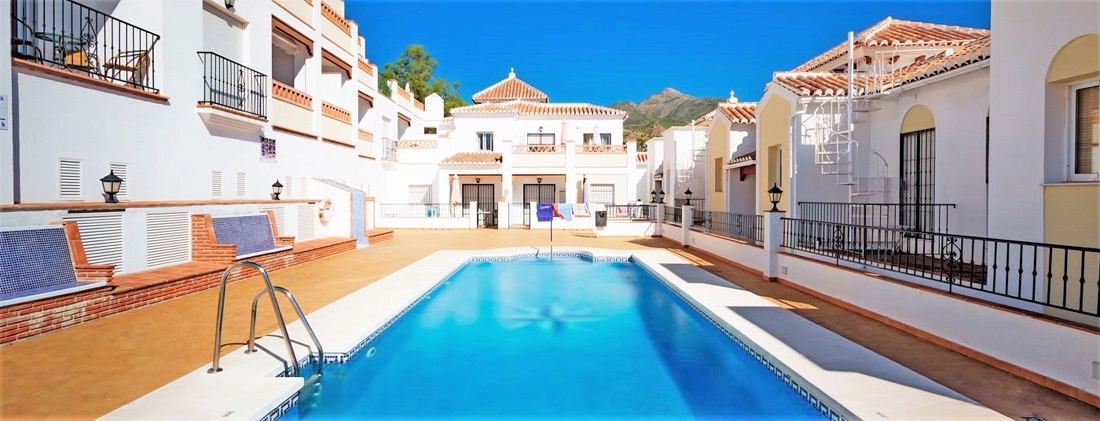 Apartamento de 2 dormitorios con piscina comunitaria cerca de la playa de Burriana de Nerja