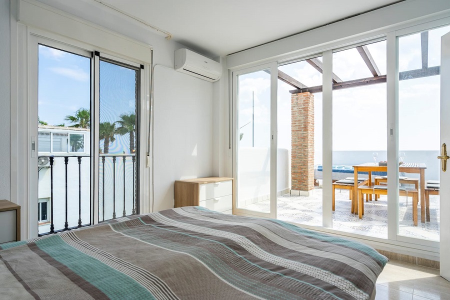 Luxe split level appartement gelegen op 1e verdieping direct aan het strand van Torrox Costa in een prachtige urbanisatie.